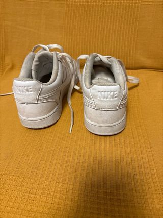 Nike Air Force 1 Talla 40.5 Blancas pdte limpiar