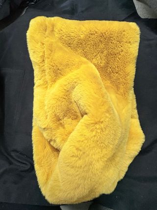 Bufanda amarilla de pelo sintético