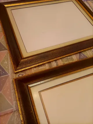 Marcos de fotos dorados y oscuros