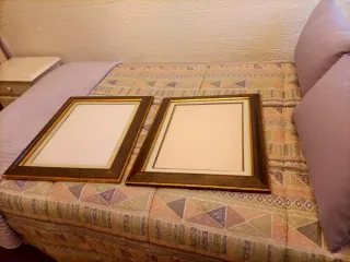 Marcos de fotos dorados y oscuros