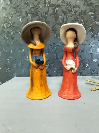Muñecas de cerámica con sombrero