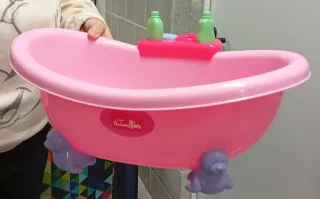 Bañera de juguete rosa con accesorios