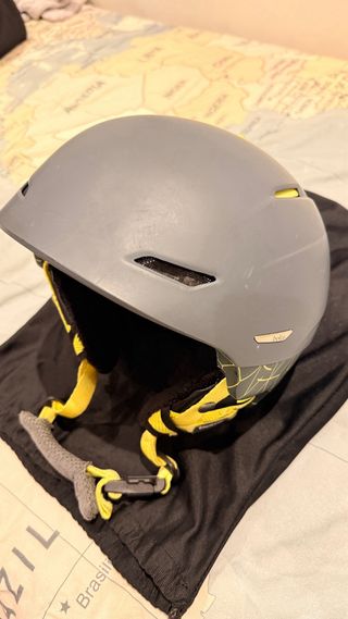 Casco de esquí Bollé gris con diseño