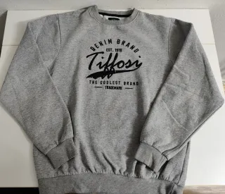 Sudadera gris. Estampado frontal logo de marca.