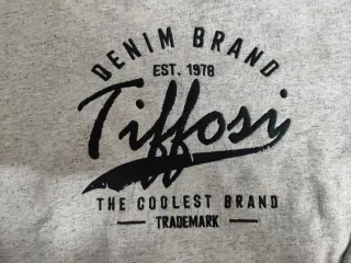 Sudadera gris. Estampado frontal logo de marca.