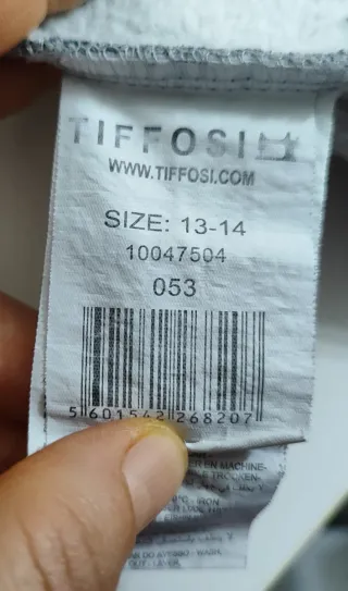 Sudadera gris. Estampado frontal logo de marca.