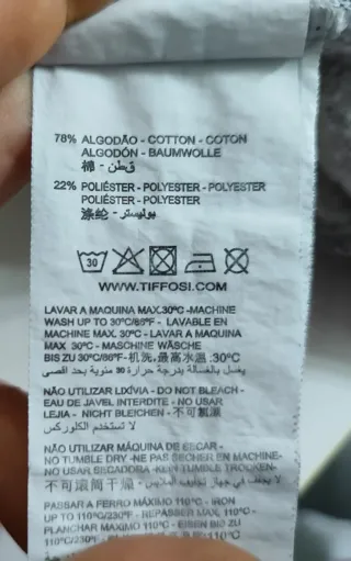 Sudadera gris. Estampado frontal logo de marca.