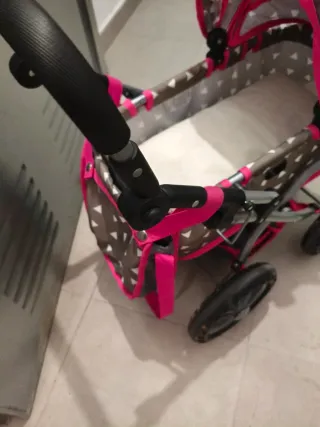 Carrito de muñecas con estampado de triángulos