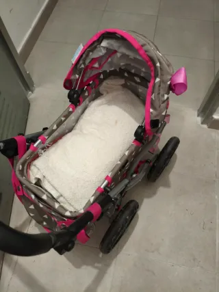 Carrito de muñecas con estampado de triángulos