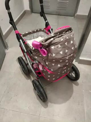 Carrito de muñecas con estampado de triángulos