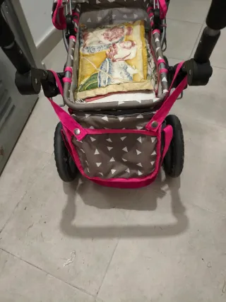 Carrito de muñecas con estampado de triángulos