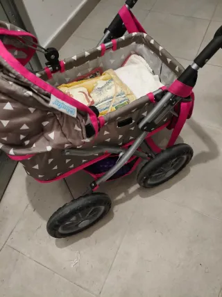 Carrito de muñecas con estampado de triángulos