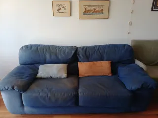 Sofá azul muy cómodo