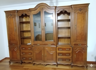 Mueble de salón de madera y cristal