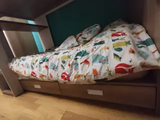 Litera blanca y marrón con cajones