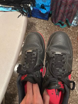 Bambas Nike Air Force rojas y negras, talla 43
