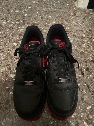 Bambas Nike Air Force rojas y negras, talla 43