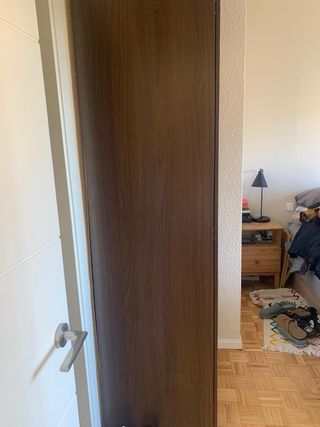 Armario de madera con espejo