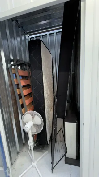 Juego de cuarto: Cama, colchón y ventilador