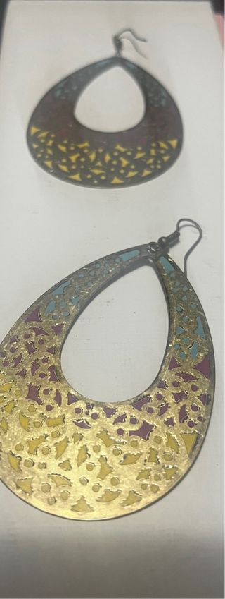 Pendientes largos dorados con diseño calado