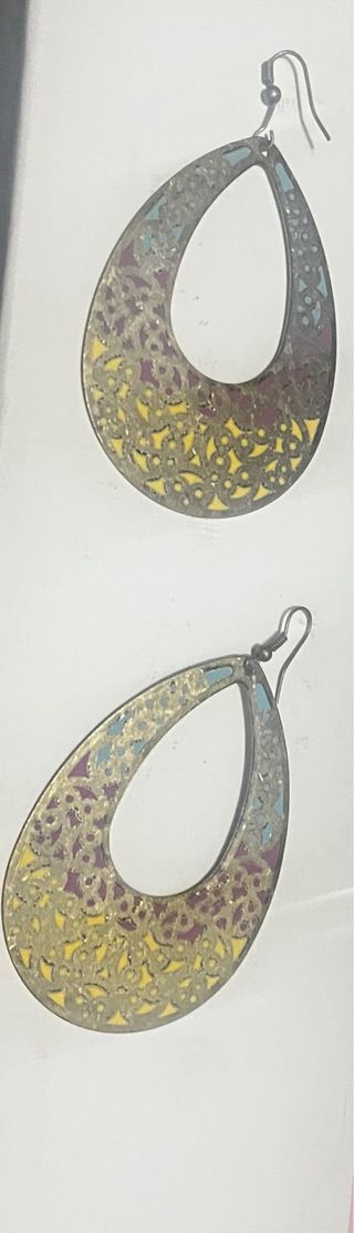 Pendientes largos dorados con diseño calado