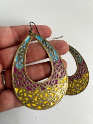 Pendientes largos dorados con diseño calado