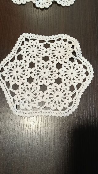 Tris centrini rotondi fatti a mano