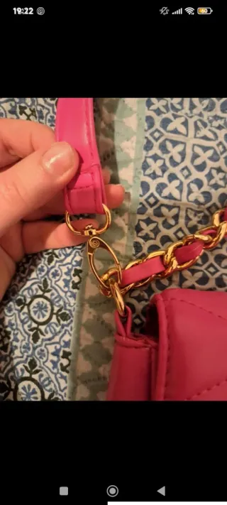 Bolso rosa acolchado con cadena