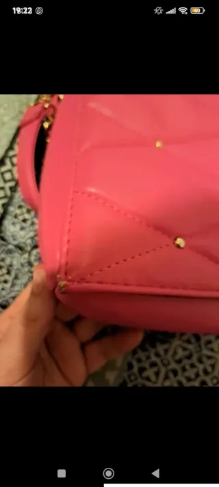Bolso rosa acolchado con cadena