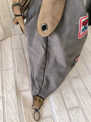 Bolso estilo militar con parches