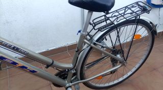 Bicicleta BH con cesta y luces