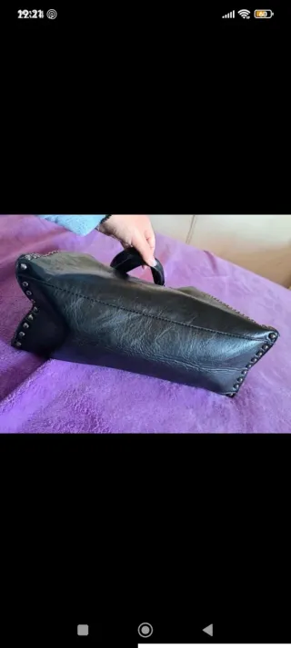 Bolso negro con tachuelas y flecos