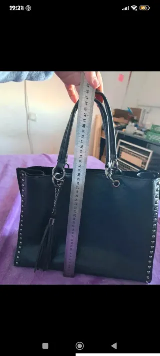 Bolso negro con tachuelas y flecos