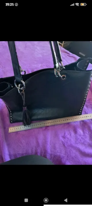 Bolso negro con tachuelas y flecos