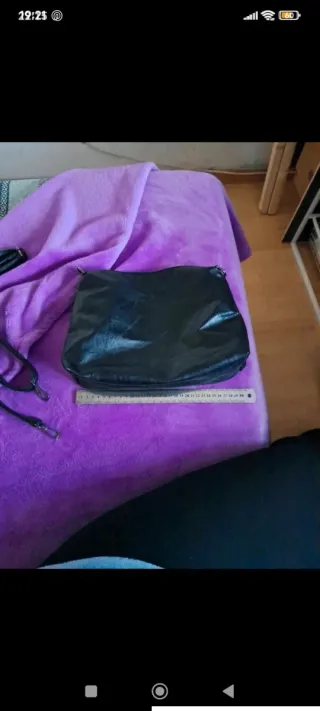 Bolso negro con tachuelas y flecos