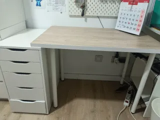 Escritorio con silla y estantería