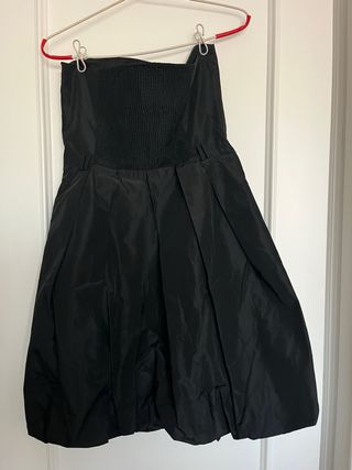 Vestido negro palabra de honor falda globo.