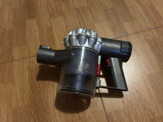 Dyson V6 - Funciona bien (sin batería)
