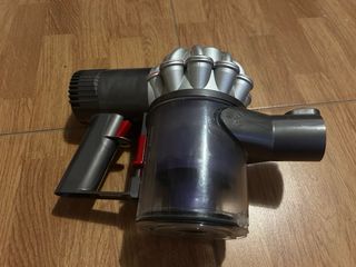 Dyson V6 - Funciona bien (sin batería)