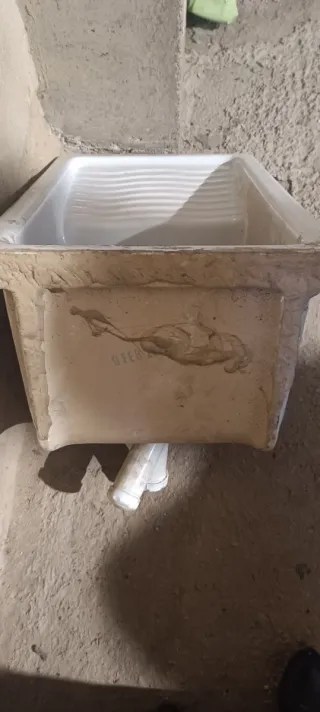 Pila de lavar blanca con escurridor