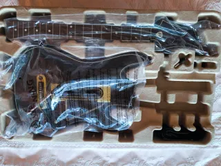 Guitar Hero Live Guitar Pack controller + Game Wii