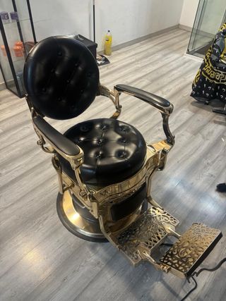 Silla de barbero dorada y negra