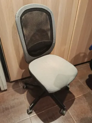Silla de estudio giratoria gris.