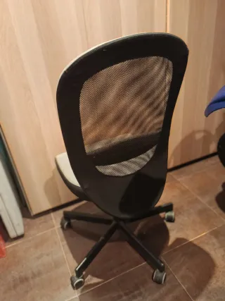 Silla de estudio giratoria gris.