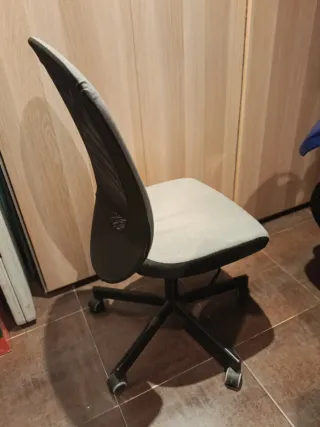 Silla de estudio giratoria gris.