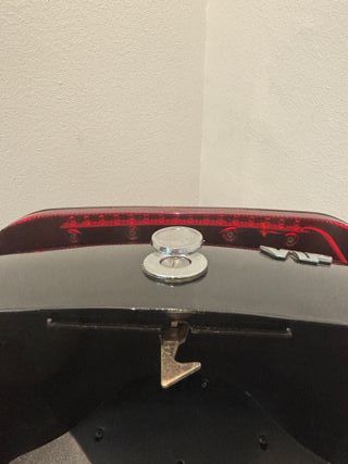 Baúl Moto VIP Negro con Luz Trasera