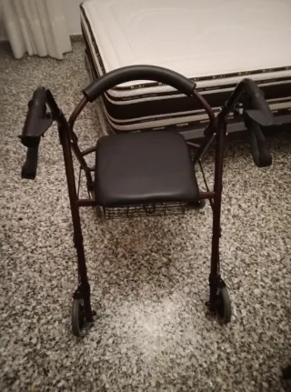 Andador con asiento y cesta