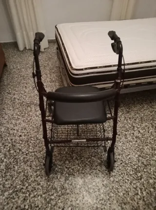 Andador con asiento y cesta