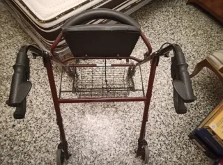Andador con asiento y cesta