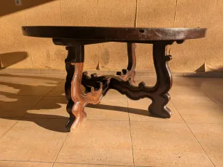 Comedor redondo antiguo de madera y sillas de cuer